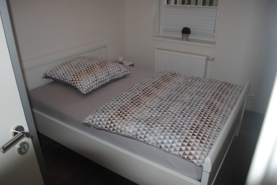 Schlafzimmer mit Bett in Wohnung 1