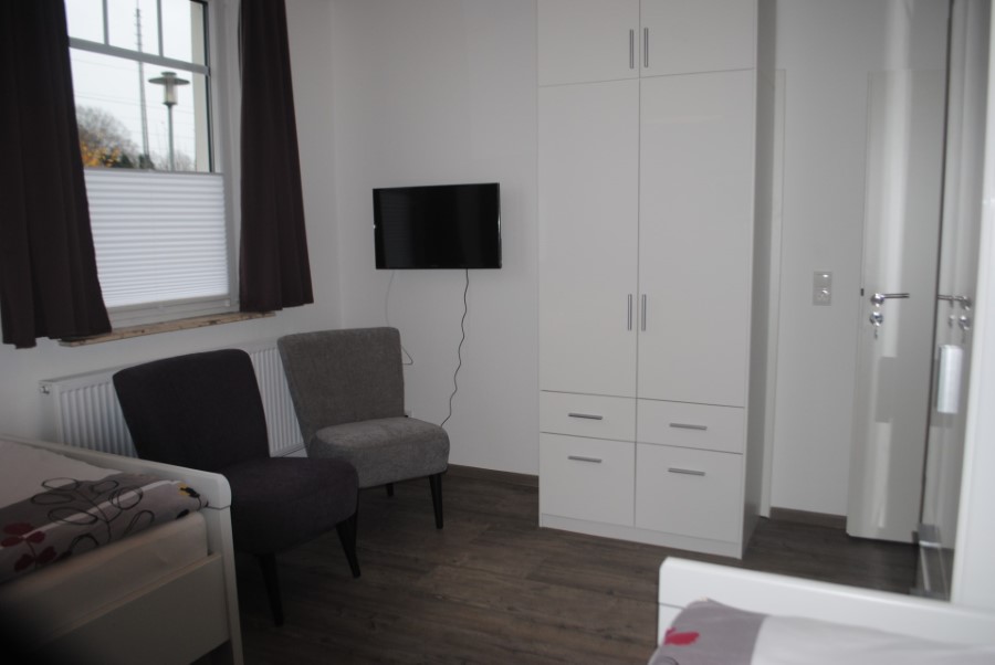 Helles Schlafzimmer mit Sitzecke in Wohnung 2