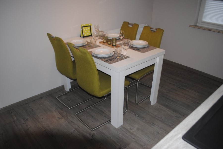Essbereich mit gedecktem Tisch in Wohnung 3